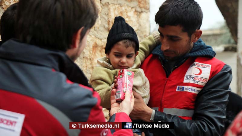 Familieleden Turkse premier sturen hulp uit eigen zak naar Syrische kinderen