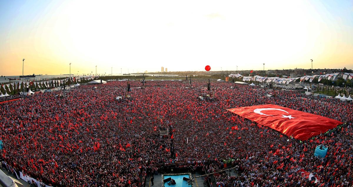 Miljoen Turken in mega bijeenkomst tegen terreur