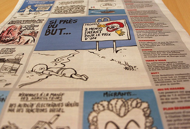 Felle kritiek op Charlie Hebdo na spot met vluchtelingen en aangespoelde kind Aylan