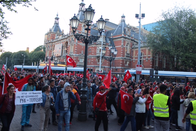 Protest 1000 Turken in Amsterdam tegen terreur en benaming media “vrijheidsstrijders”