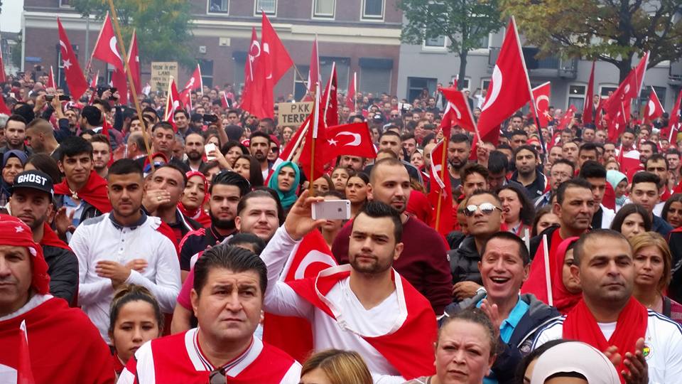Massaal protest duizenden Turken tegen PKK en Nederlandse media