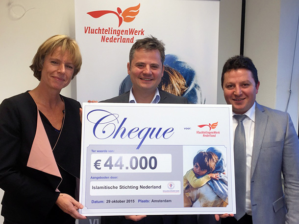 Moskeeën doneren 44.000 euro aan Stichting Vluchtelingenwerk Nederland