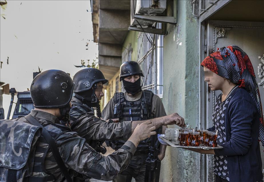 Zo helpen burgers in het Turkse Diyarbakir veiligheidsdiensten