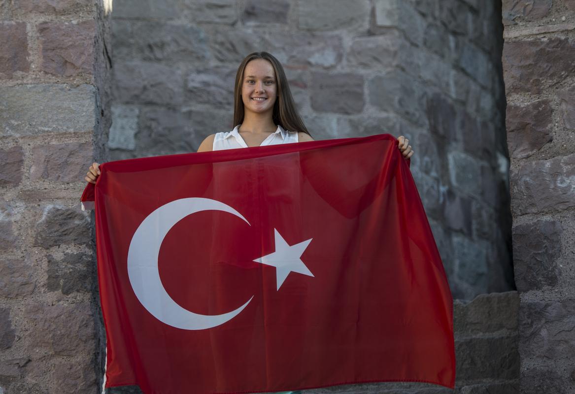 Turkse zwemster pakt eerste keer ooit goud voor Turkije