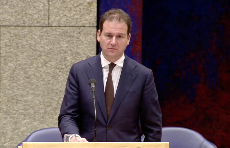 'Asscher moet op zijn blote knieën excuses aanbieden aan Turkse Nederlanders'
