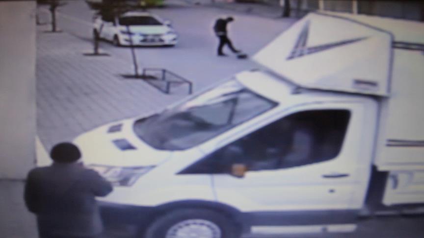 Turkse man schopt bom weg in Adana