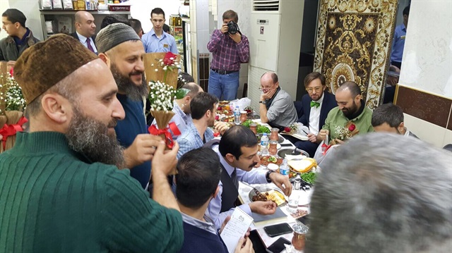 Wereldmedia bijeen na leugen foto zoon Erdogan met ‘IS-leden’