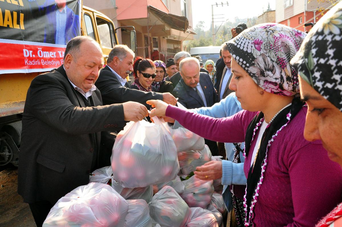 Turkse gemeente deelt gratis tonnen groente en fruit uit als reactie op Russische boycot