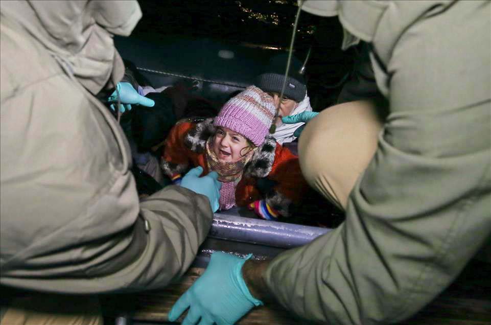 Turks schip redt 77 vluchtelingen, waaronder veel kinderen (foto’s)