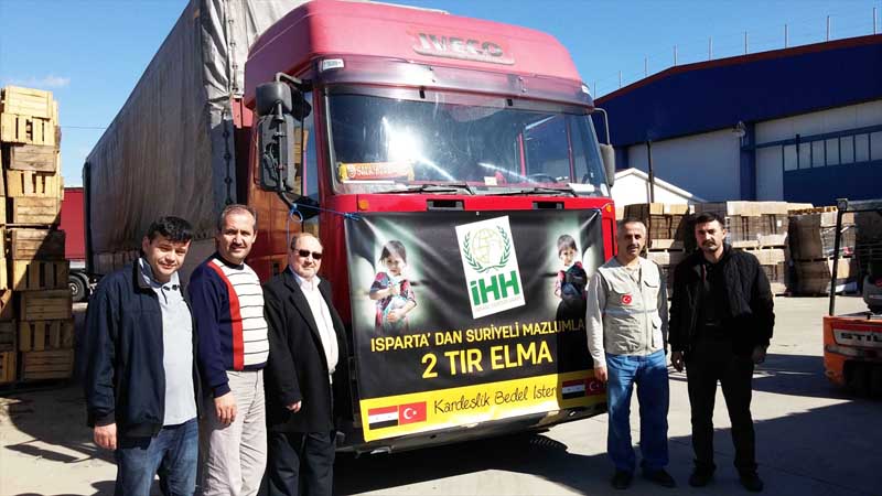 Turkse fruitteler schenkt 42 ton appels aan vluchtelingen