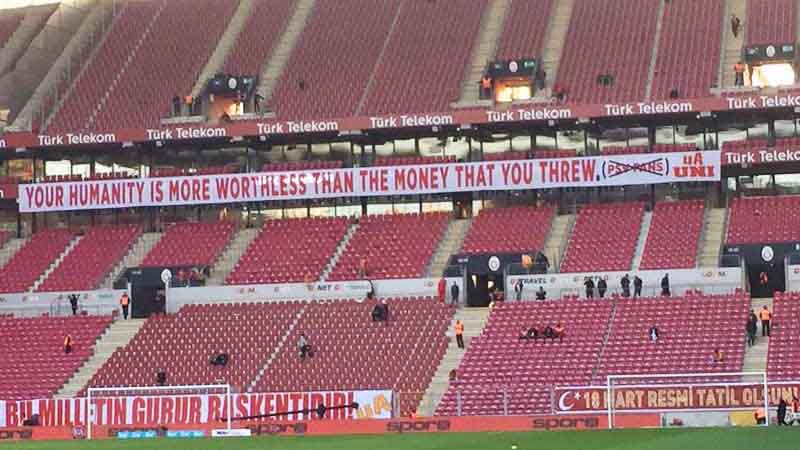 Fans Galatasaray halen uit naar PSV-supporters