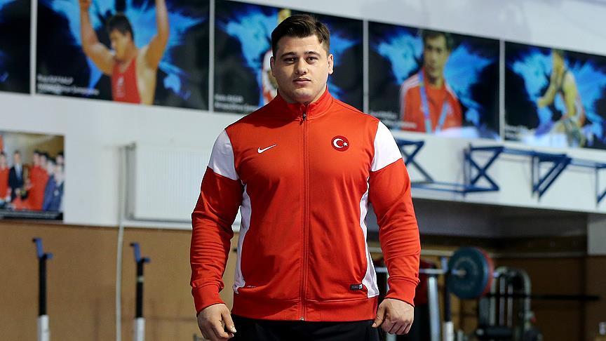 Meer goud voor Turkije: Kayaalp vijfde keer op rij Europees kampioen worstelen