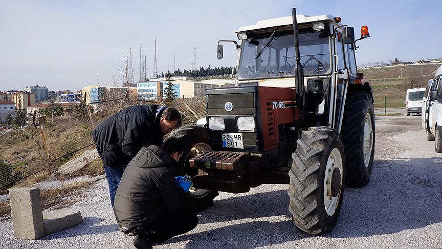 Turkse man neemt wraak op flitspaal met tractor