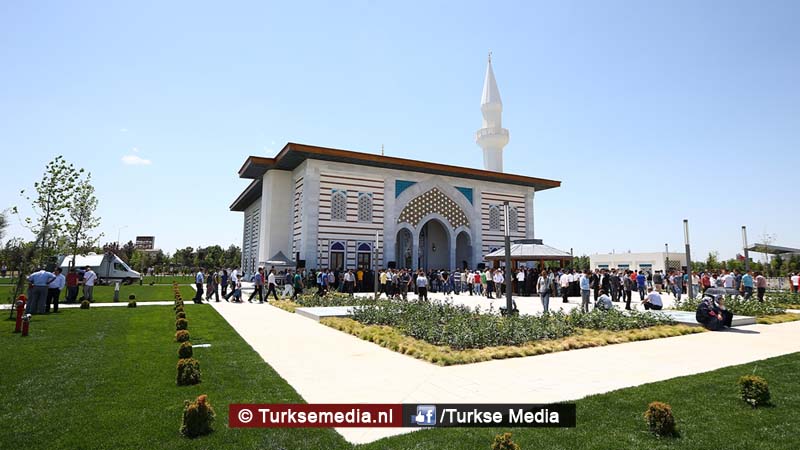 Erdogan opent moskee bij vliegveld van Ankara