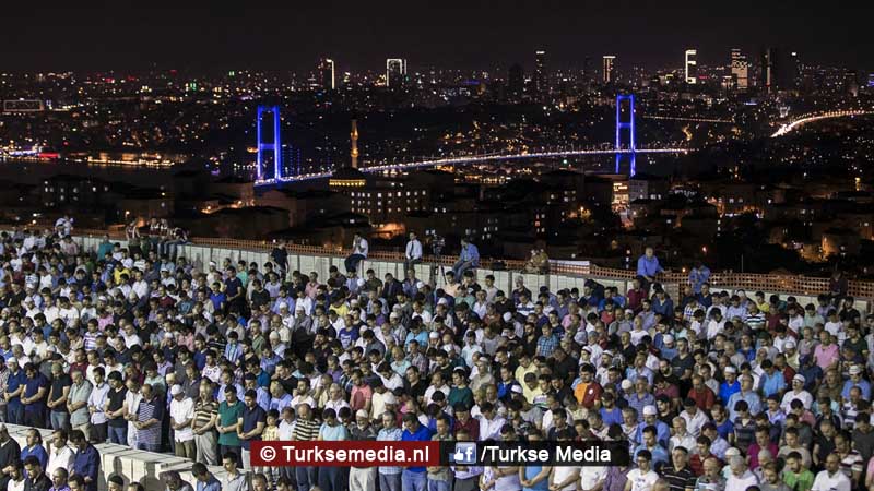 Duizenden Turken naar nieuwe Turkse megamoskee (foto’s)