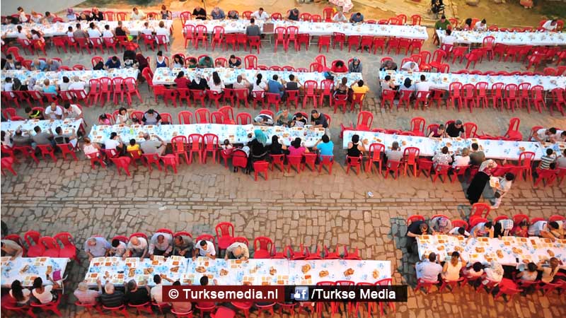 Moslims en christenen bijeen tijdens iftar op Turks eiland