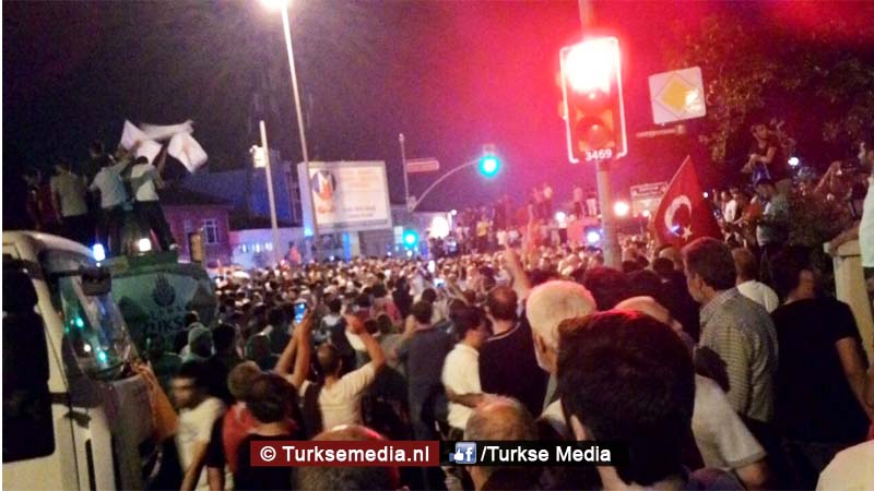 Turkije te sterk voor militaire coup: miljoenen Turken op straat