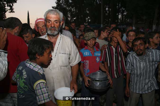 Turken delen voedsel uit aan Syriërs in Jarablus (3)