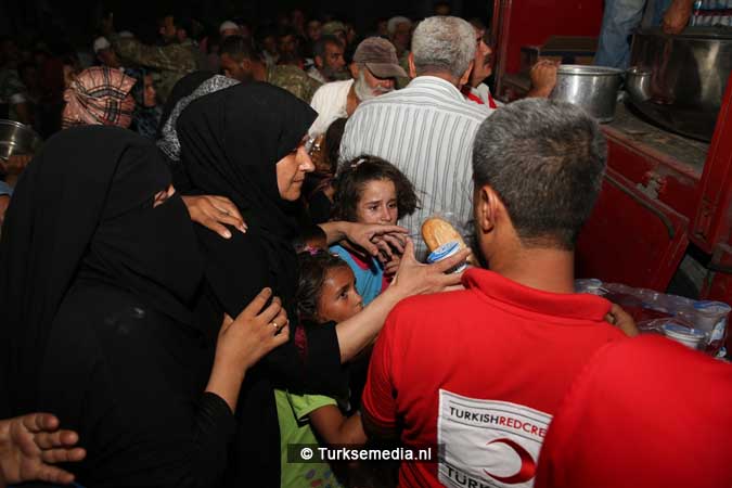 Turken delen voedsel uit aan Syriërs in Jarablus (6)