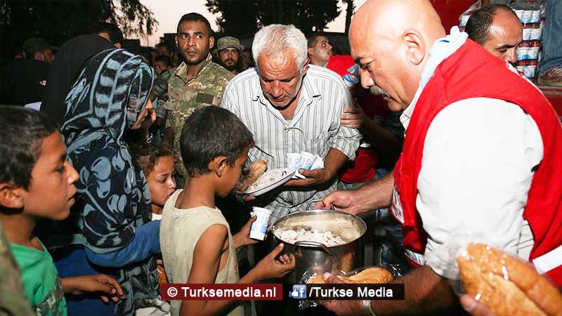 Trots: Turken delen voedsel uit aan Syriërs in Jarablus (foto's)