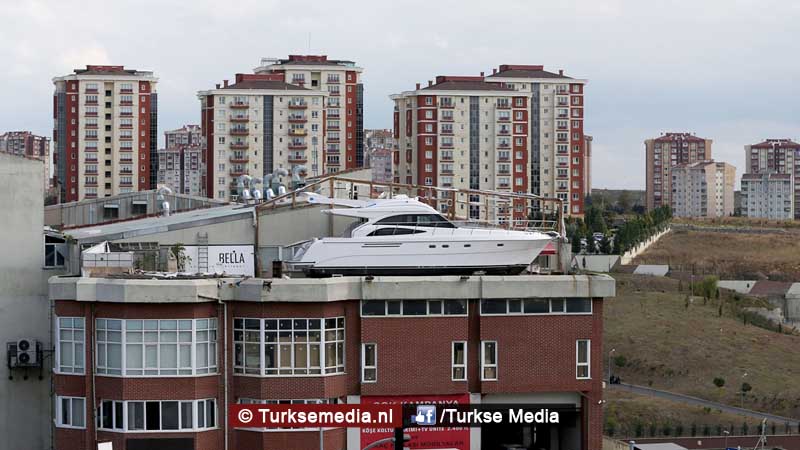 Turk bouwt luxe jacht, en dat op eigen terras
