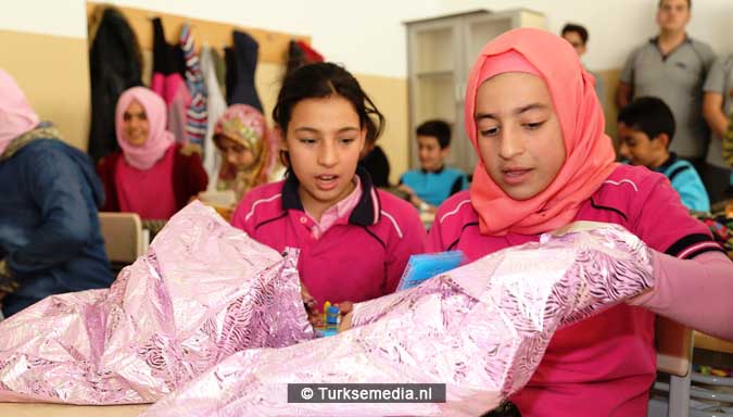 voorbeeldgedrag-turkse-scholieren-helpen-syrische-kinderen-3