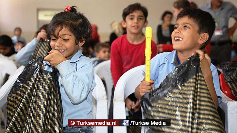Voorbeeldgedrag: Turkse scholieren helpen Syrische kinderen