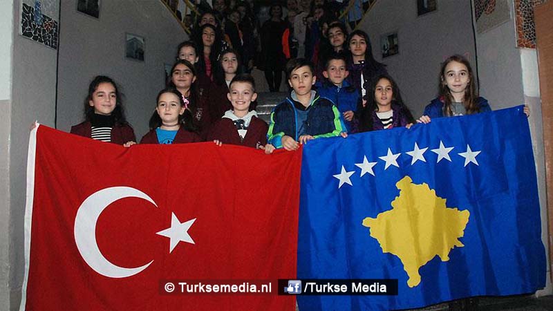Turkije helpt Kosovo en opent school voor Albanese kinderen