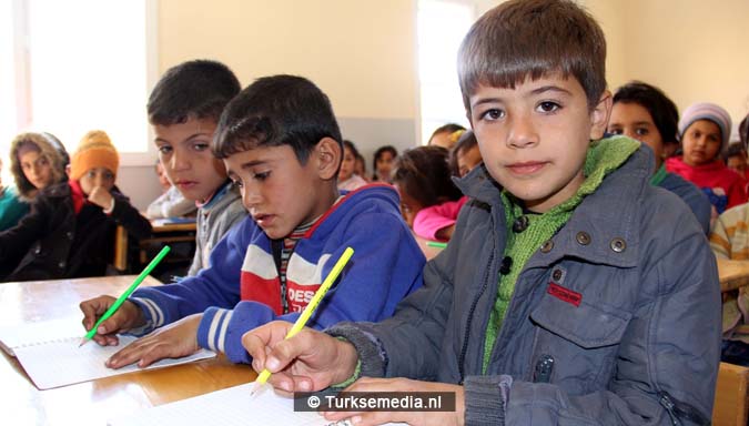 vreugde-turkije-renoveert-nog-een-syrische-school-ouders-bidden-als-dank-3