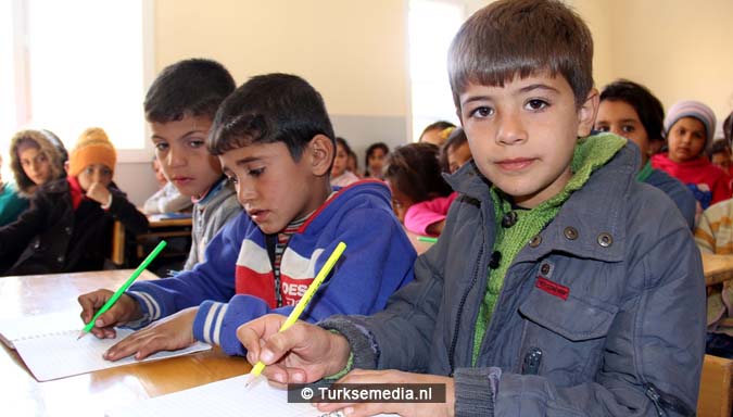 vreugde-turkije-renoveert-nog-een-syrische-school-ouders-bidden-als-dank-3