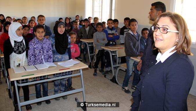 vreugde-turkije-renoveert-nog-een-syrische-school-ouders-bidden-als-dank-5