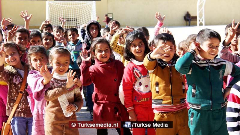 Vreugde: Turkije renoveert nog een Syrische school, ouders bidden als dank