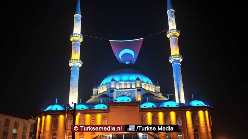90.000 Turkse moskeeën lezen Koran uit voor slachtoffers