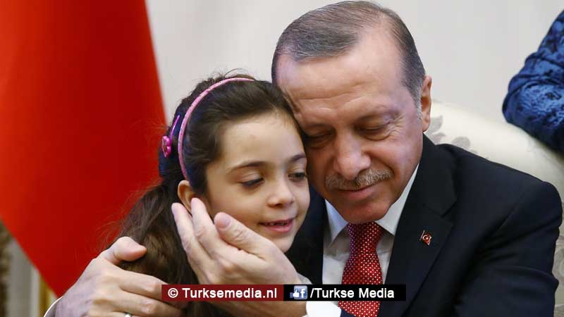 Erdogan ontvangt Syrisch Twittermeisje Bana (7) uit Aleppo