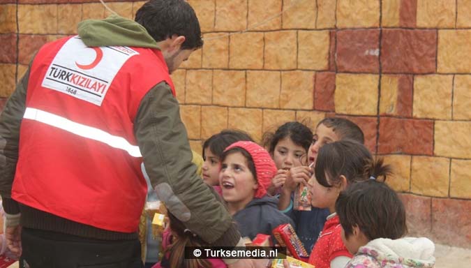 familieleden-turkse-premier-sturen-hulp-uit-eigen-zak-naar-syrische-kinderen-2