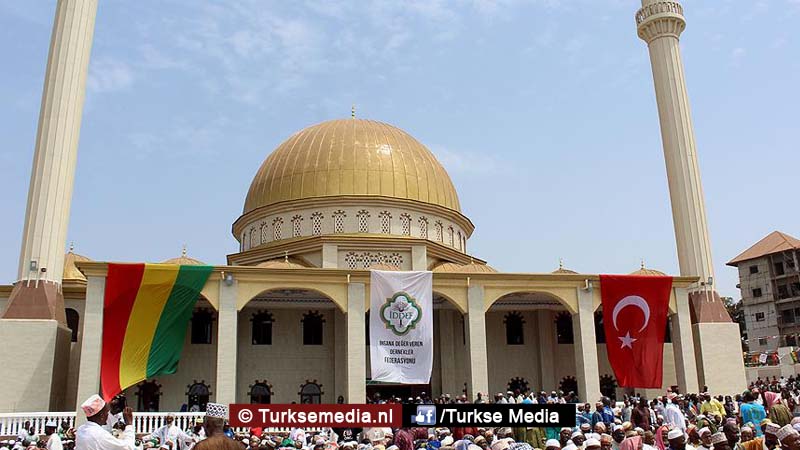 Turken openen groot moskeecomplex in West-Afrika