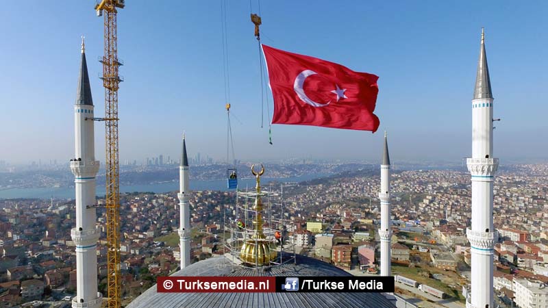Turkije plaatst grootste topstuk ter wereld op megamoskee