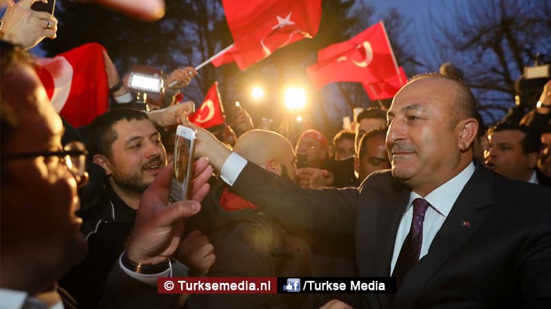 Turkije niet te stoppen: Cavusoglu spreekt in Duitsland voor menigte Turken