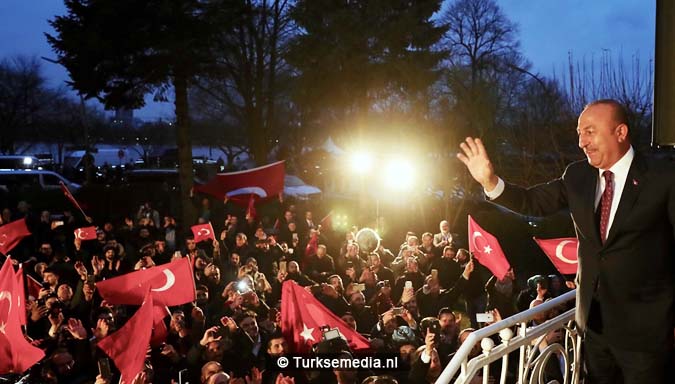 Turkije niet te stoppen Cavusoglu spreekt in Duitsland voor menigte Turken2