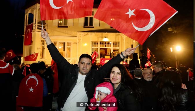 Turkije niet te stoppen Cavusoglu spreekt in Duitsland voor menigte Turken3