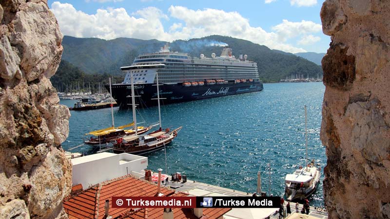 Duizenden toeristen uit VS en VK meren tegelijk aan in Turkije