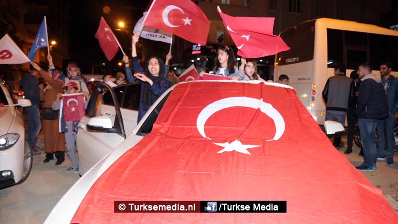 Feestende Turken massaal de straten op (fotogalerij)
