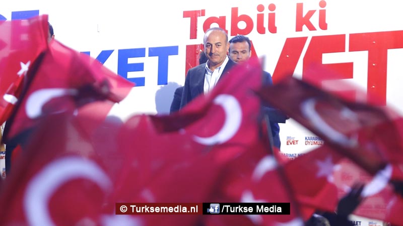 Nederlandse vrouw barst in tranen uit bij Turkse minister
