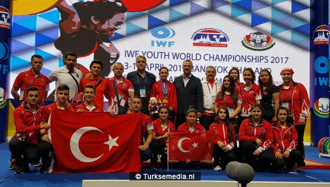 Turks meisje (17) wereldkampioen gewichtheffen4