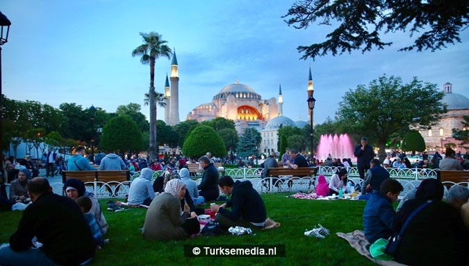 Eten op zijn Turks iftar met 30.000 mensen uit de hele wereld3