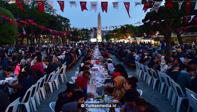 Eten op zijn Turks iftar met 30.000 mensen uit de hele wereld4