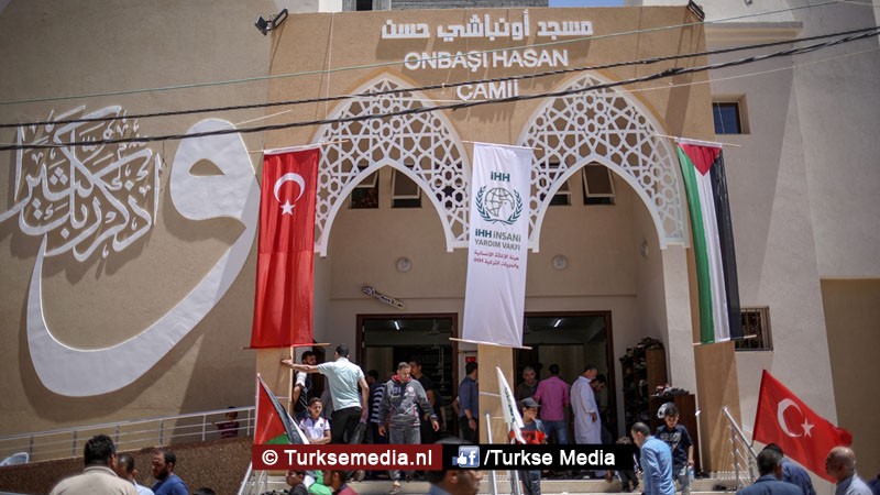 Turken openen moskee in Gaza; Palestijnen lovend