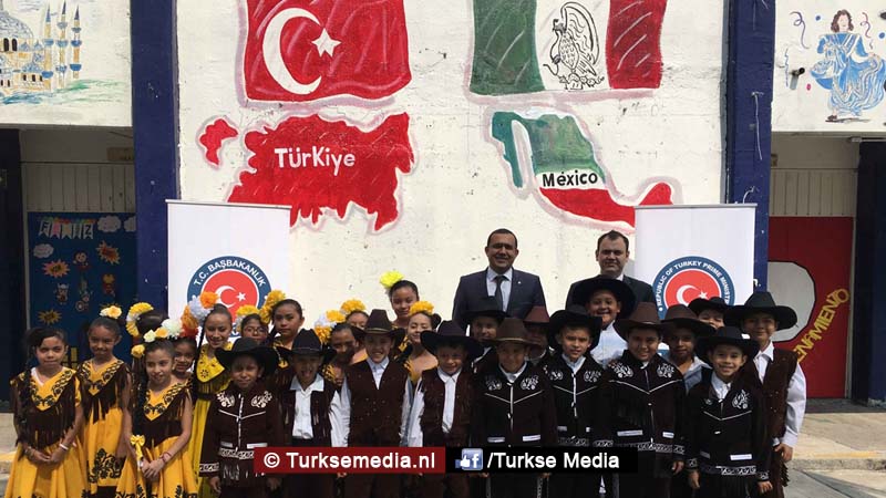 Turkije doneert schoolspullen aan Mexicaanse school