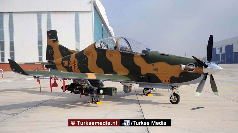 Turkije toont nieuwe helikopter en vliegtuig