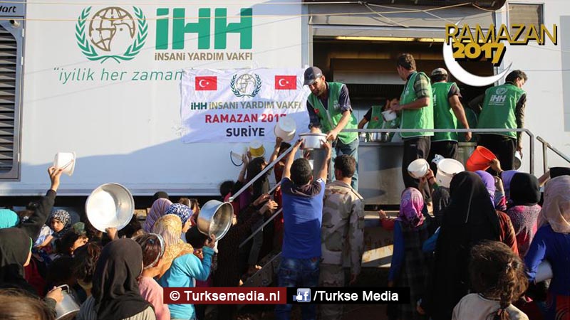Turkse stichting deelt dagelijks 50.000 iftars uit in Syrië